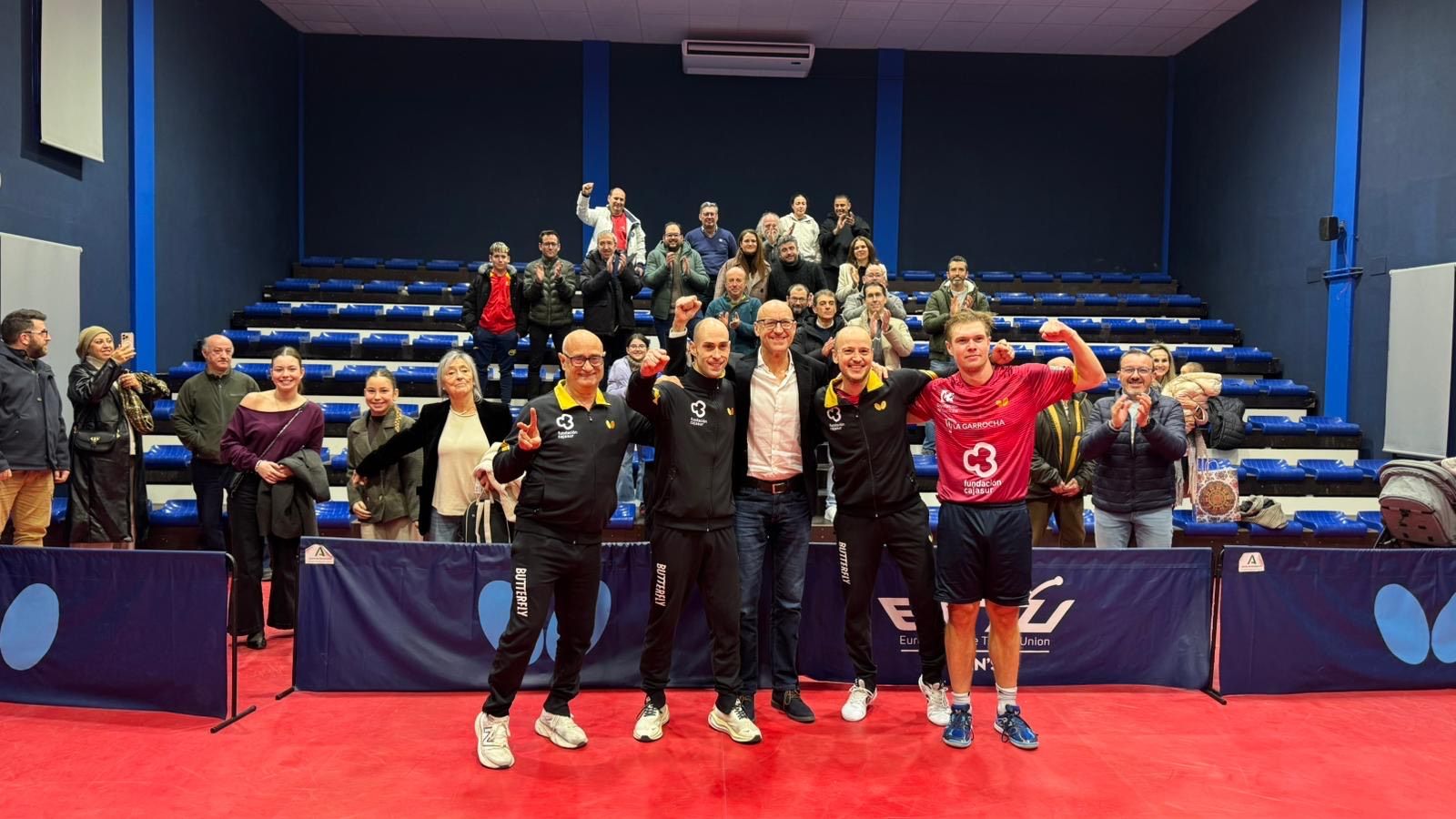 El Priego Fundación Kutxabank celebra su victoria con su afición.