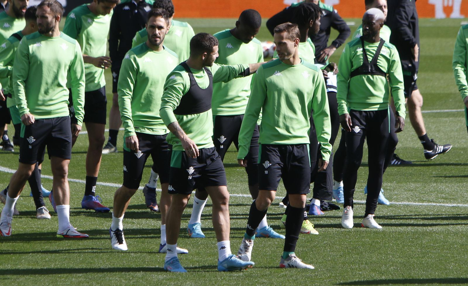 Canales dialoga con Ruibal en el entrenamiento matinal de este miércoles.