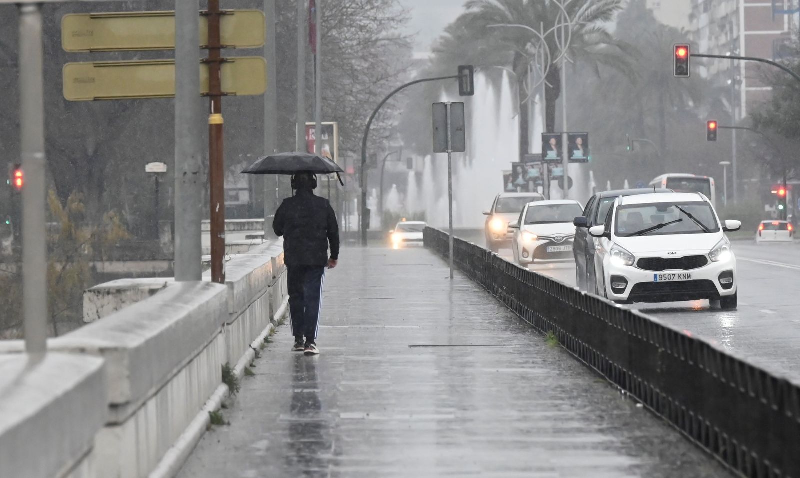 Una persona camina bajo la lluvia por Córdoba.