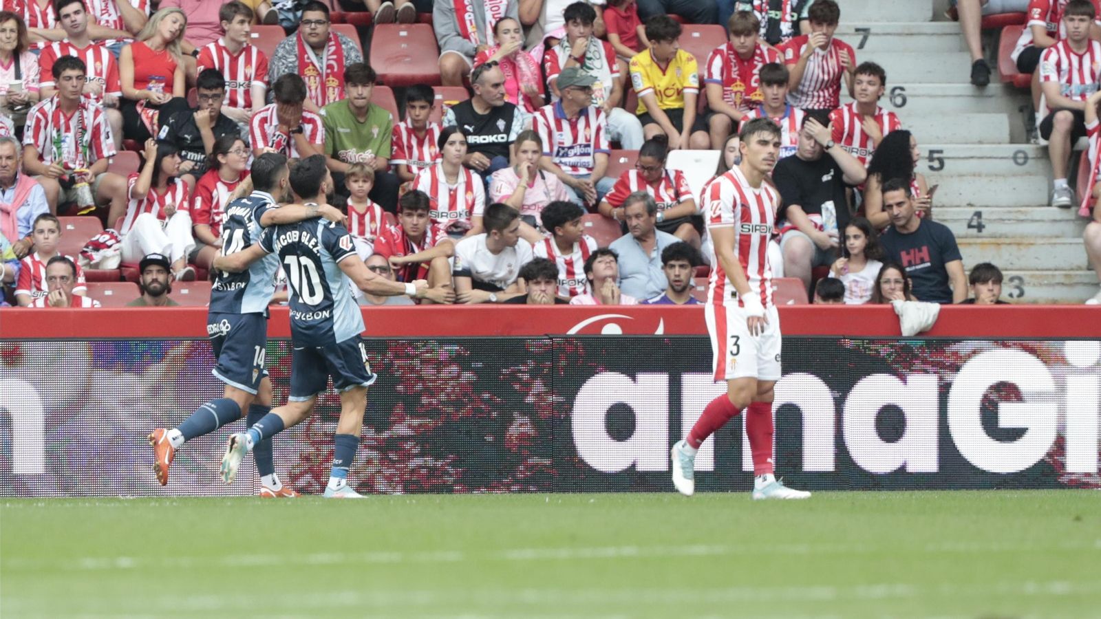 Jacobo celebra su tanto junto a Sergi Guardiola.