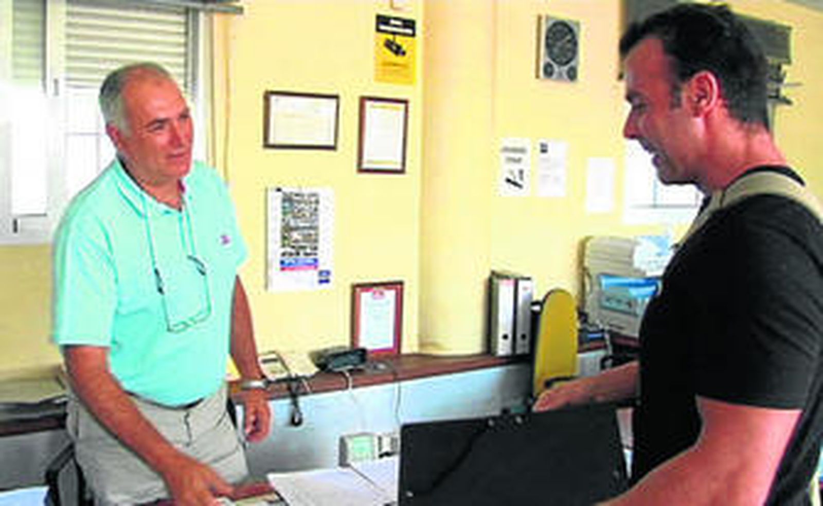 Juan José Villaba, uno de los parados protagonistas de 'Ocúpate', en una entrevista de trabajo.