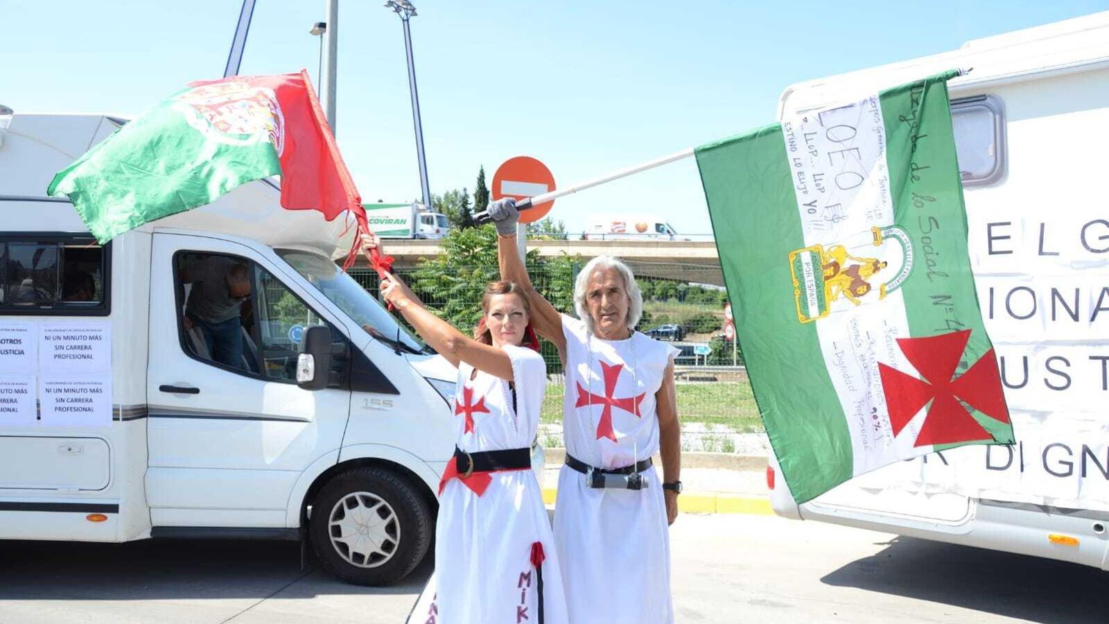 El delegado sindical de STAJ en Granada, Antonio garcía, disfrazado de templario antes de iniciar la marcha