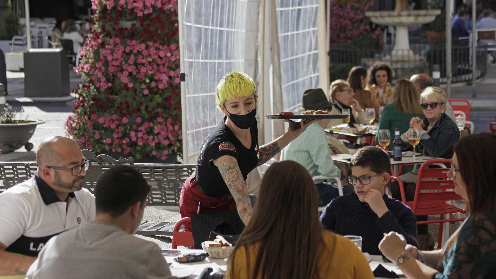 Ambiente en los bares y restaurantes de Algeciras en el fin de semana