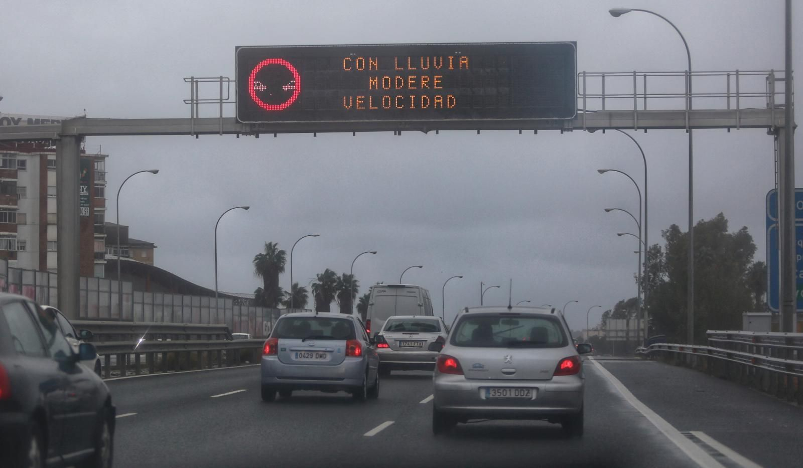 Aviso de Tráfico durante la pasada borrasca en una de las carreteras malagueñas. Aviso de Tráfico durante la pasada borrasca en una de las carreteras malagueñas.