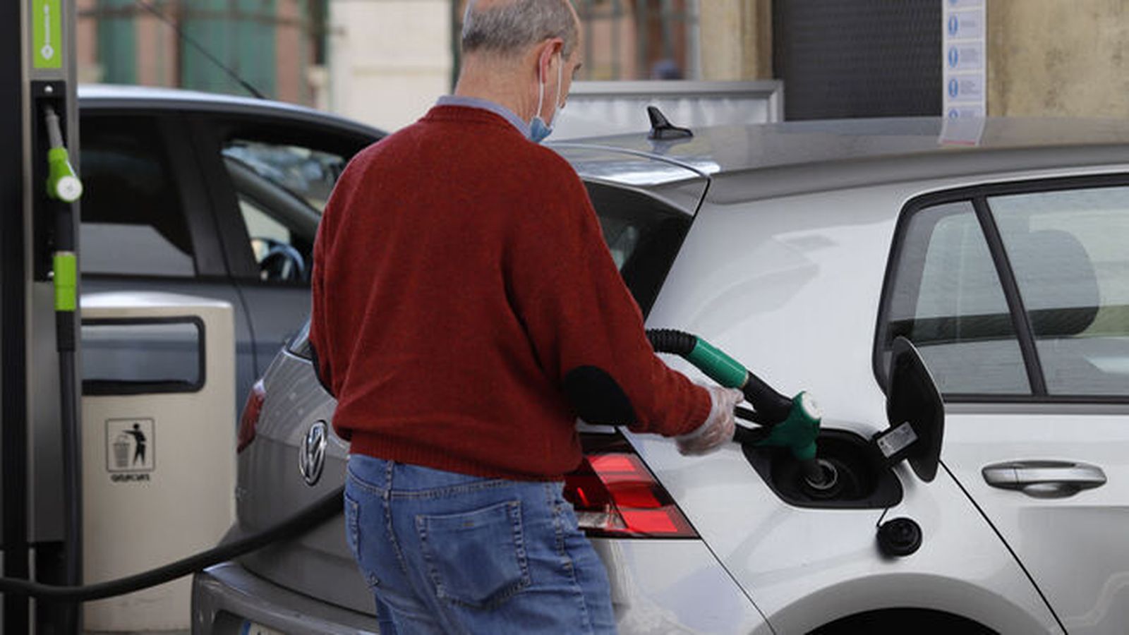 Un hombre reposta en una gasolinera de Huelva.