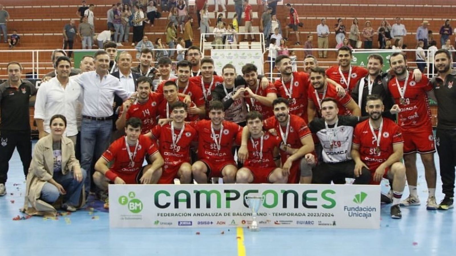 La plantilla del Domca celebra el triunfo