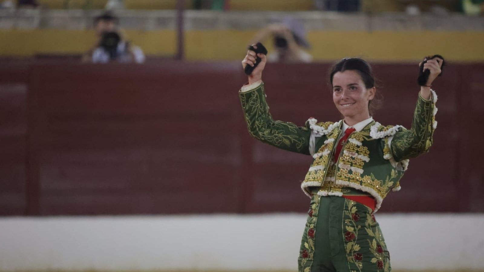 Felicidad de Miriam Cabas tras desorejar al cuarto, en la tarde de su debut con picadores en La Línea.