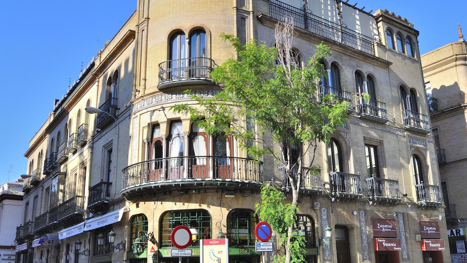 Vivienda en la Plaza de Villasís que hoy tiene usos mixtos.