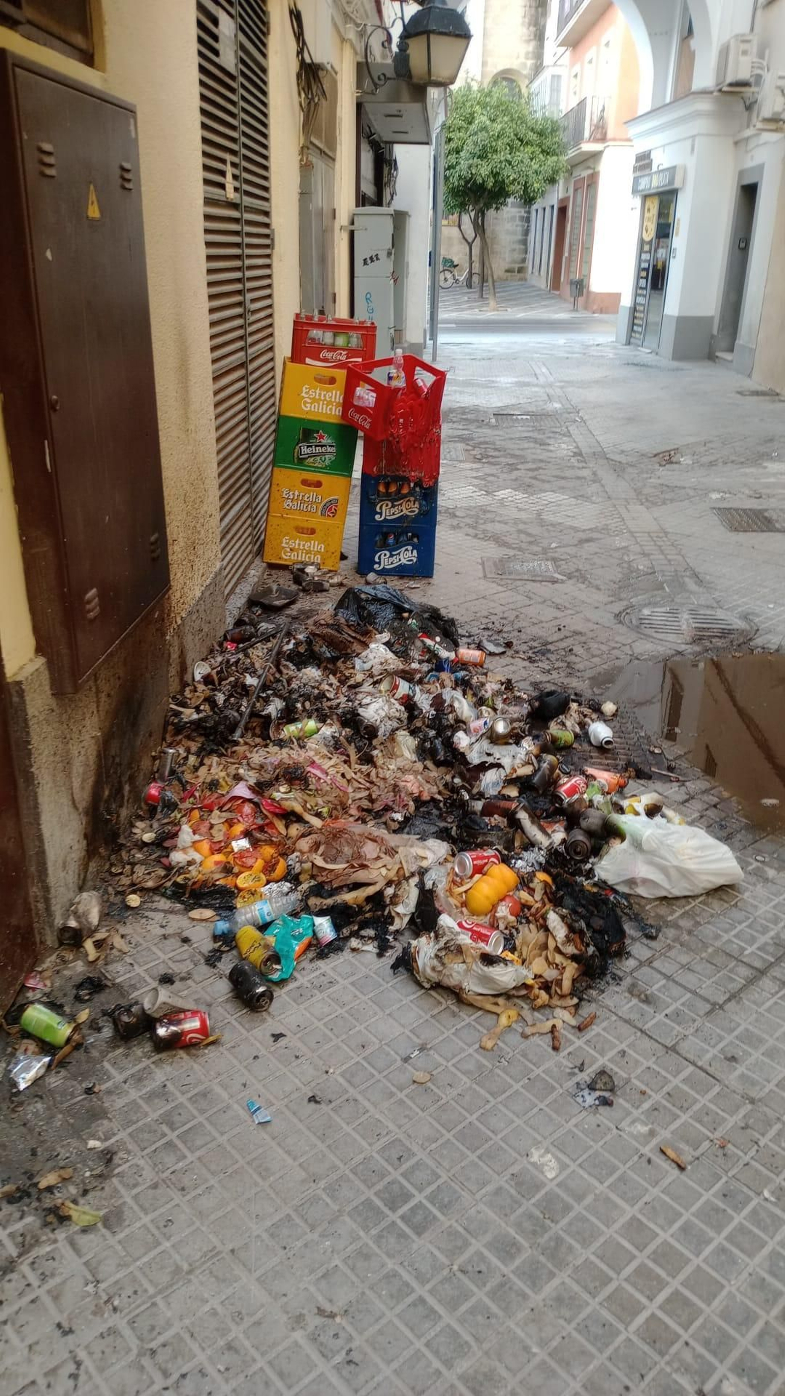 Basura quemada en la Travesía de San Francisco.