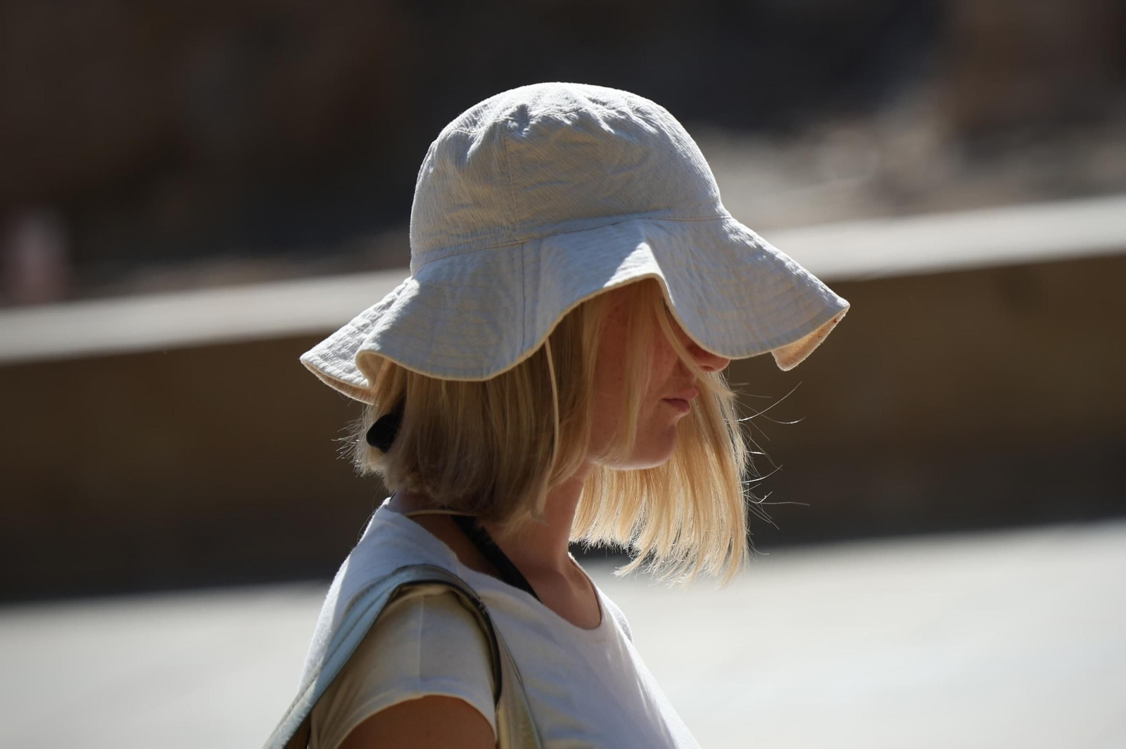 Una turista de paseo este lunes por Málaga.