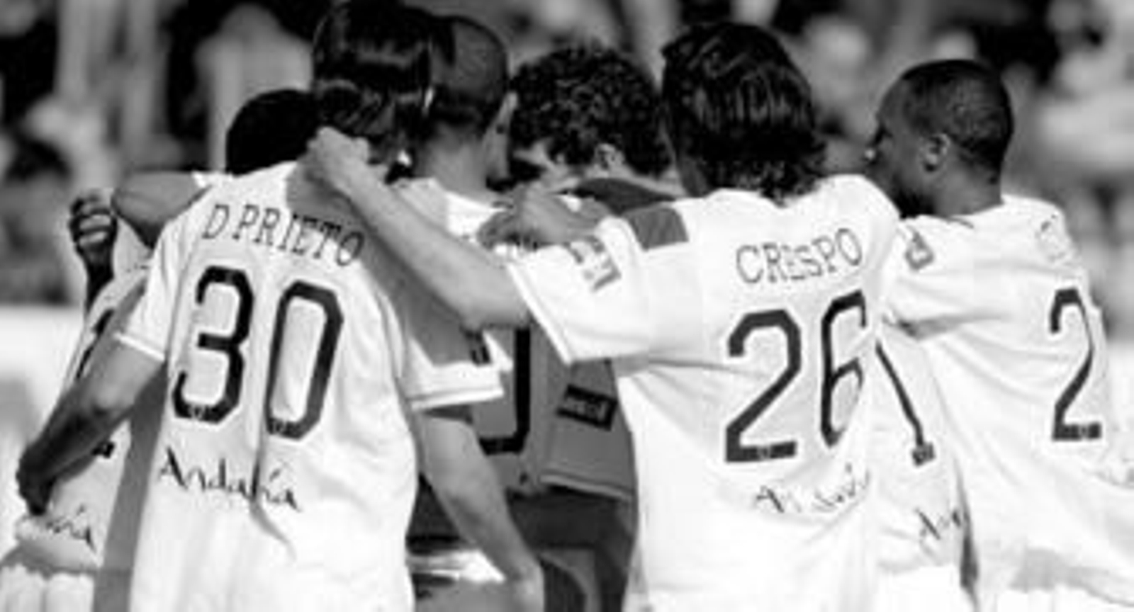 Los jugadores sevillistas se apiñan alrededor del goleador Renato en el encuentro de ayer en el Ono Estadi.