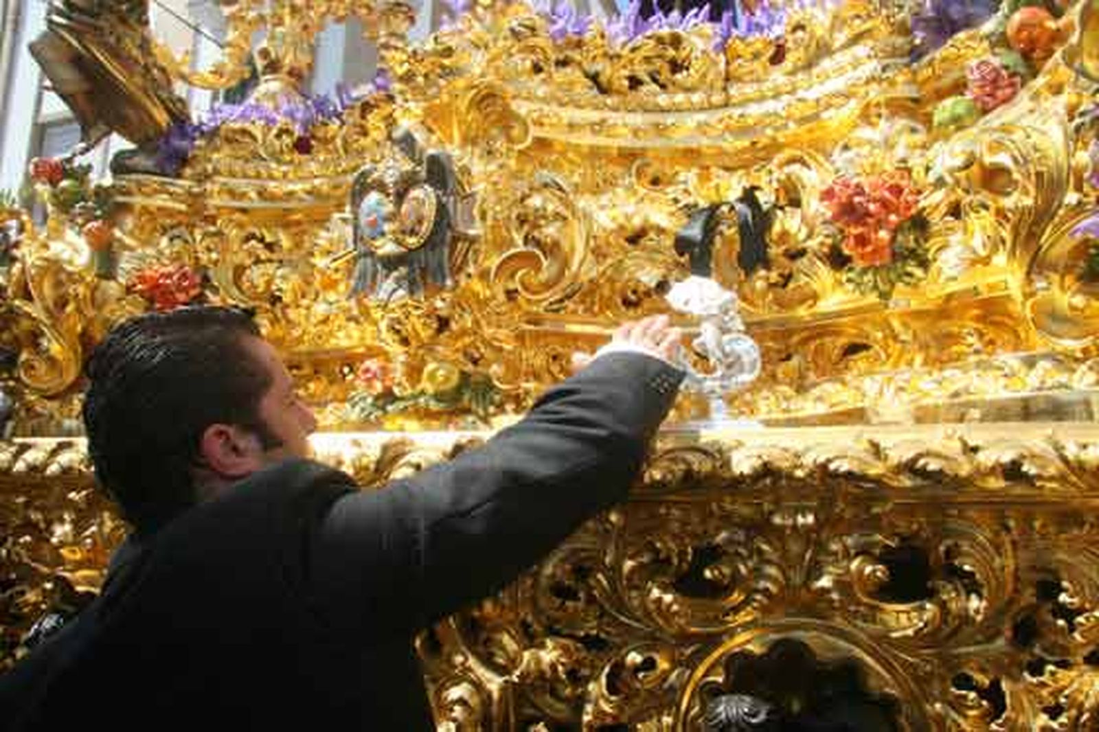 El capataz de la Hermandad ordena la levantá del Cautivo de Santa Genoveva.

Foto: Belén Vargas