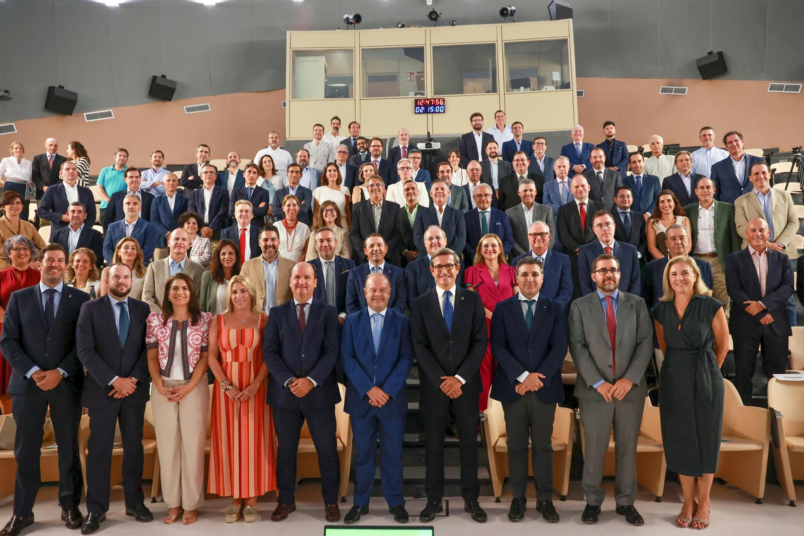 Foto de familia del encuentro con la gran industria andaluza, encabezada por el consejero de Industria, Energía y Minas de la Junta de Andalucía, Jorge Paradela.