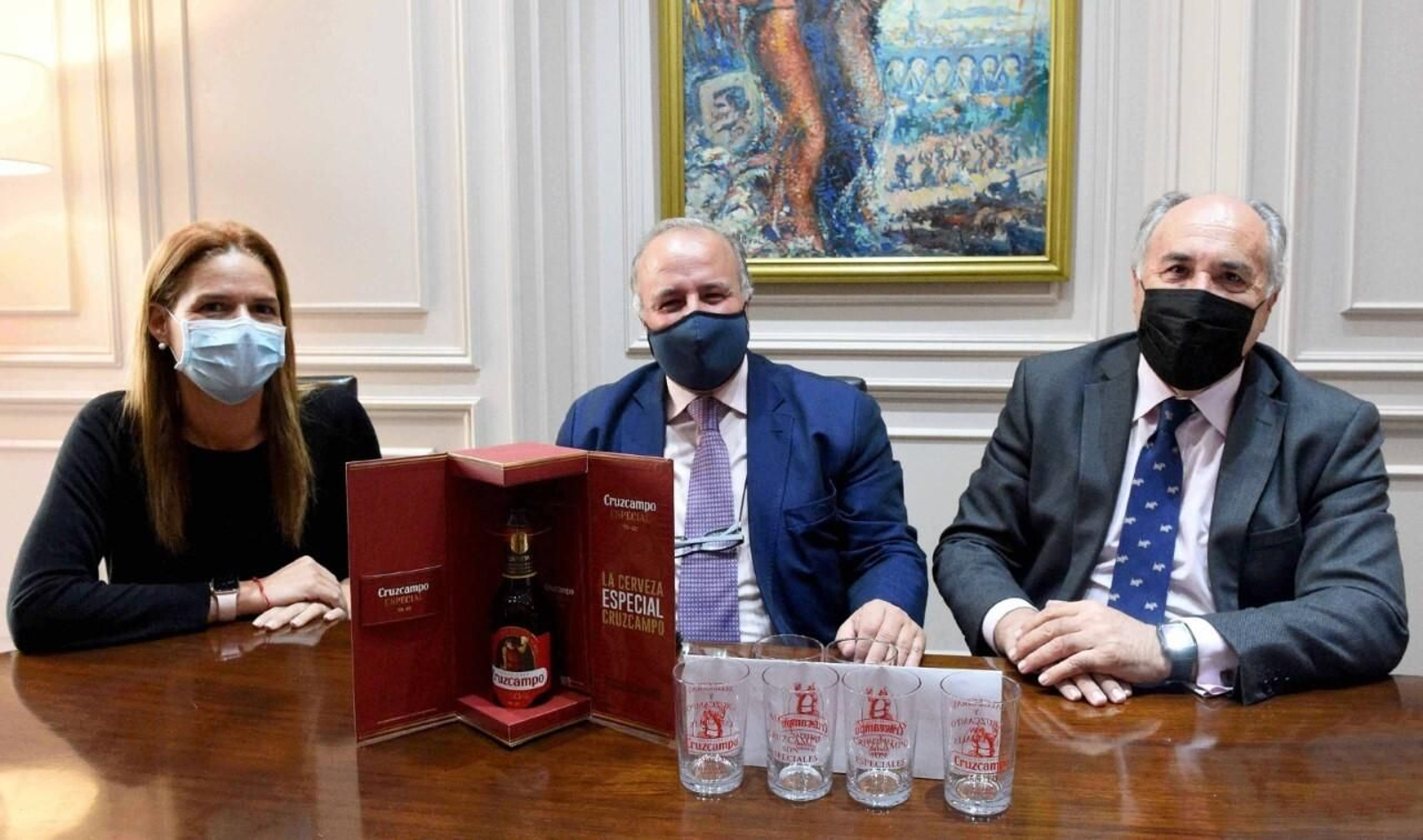 Landaluce (d), en la reunión mantenida con Cruzcampo.