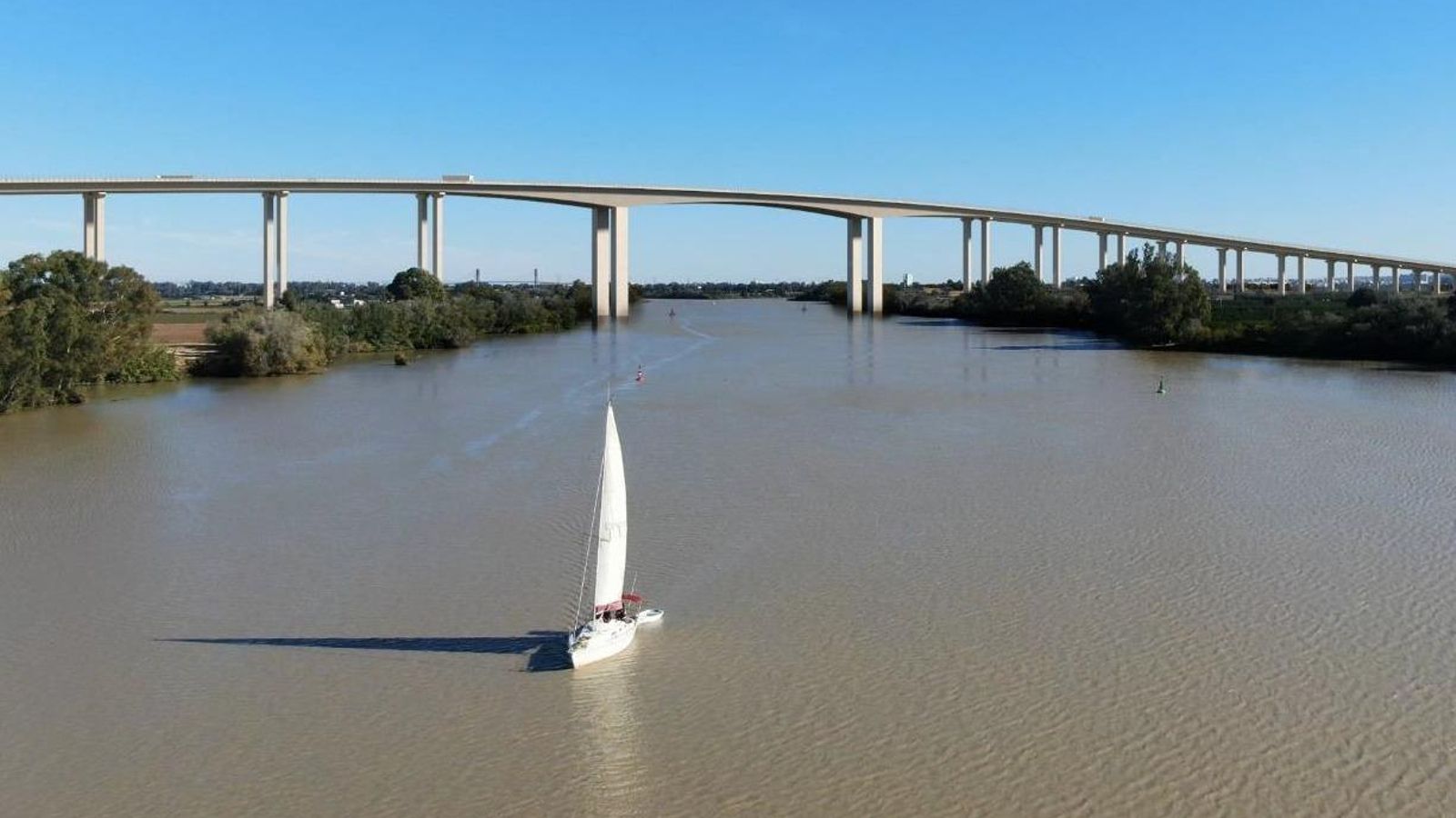El puente por el que opta el Ministerio para la SE-40 en el cruce del río.