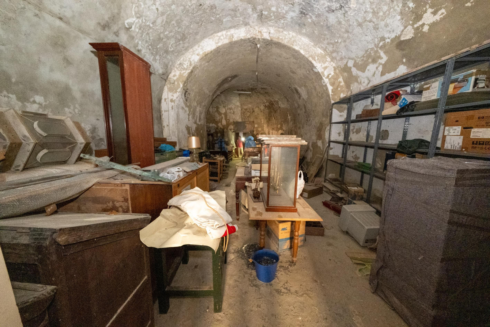 Estado de una de las bóvedas, utilizada como almacén municipal.