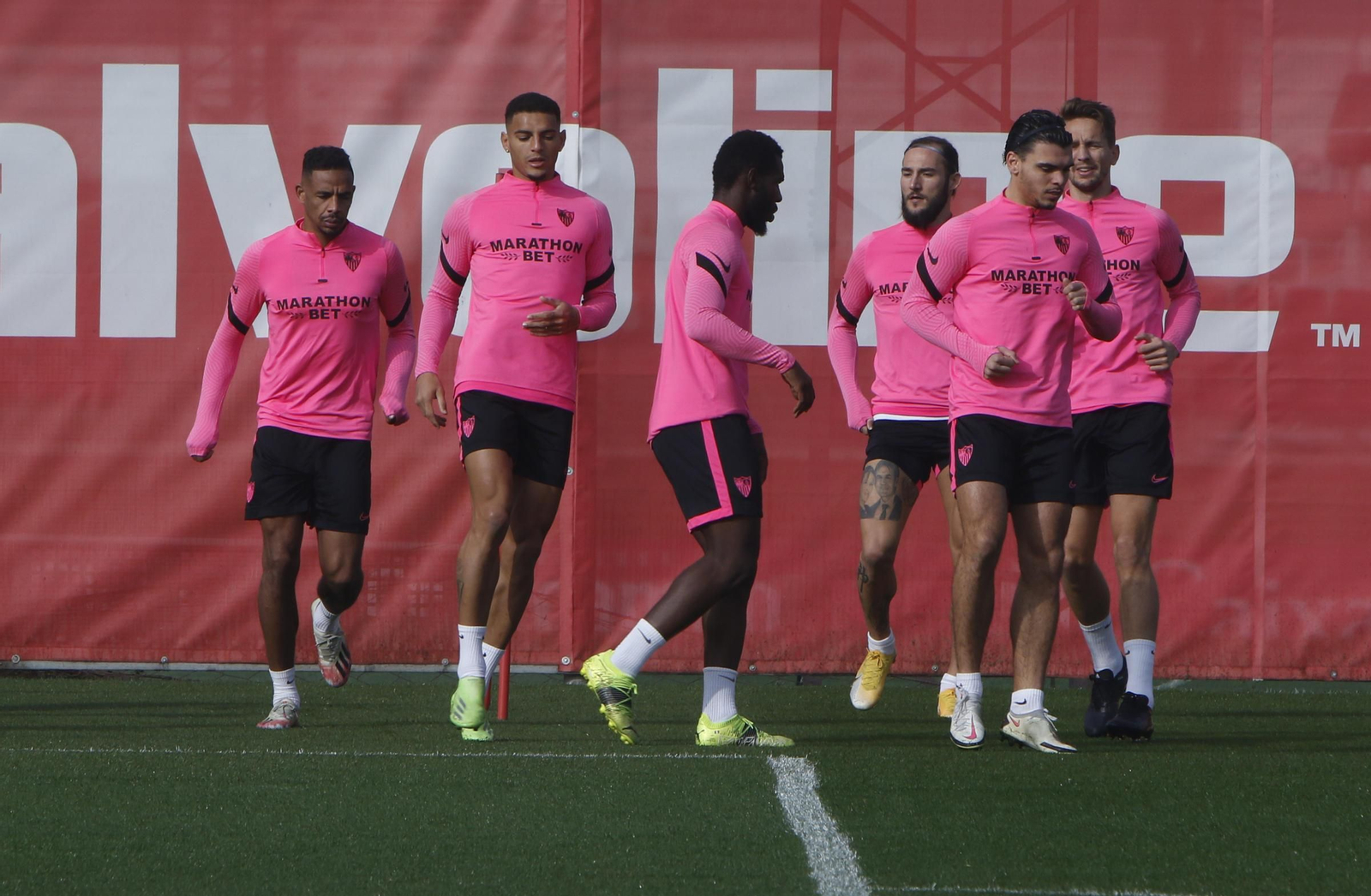 Gnagnon, en el centro de un grupo con Fernando, Diego Carlos, Gudelj, Rekik y De Jong.