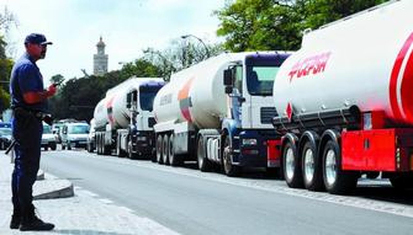 La Policía Nacional tuvo que escoltar a las cisternas por las calles de Sevilla para abastecer a las gasolineras.
