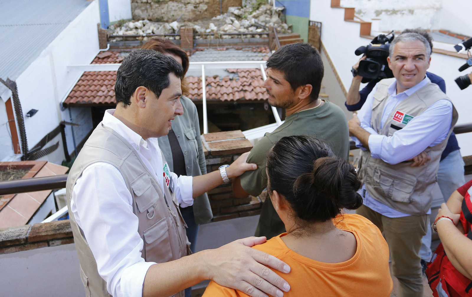 El presidente de la Junta con vecinos afectados.