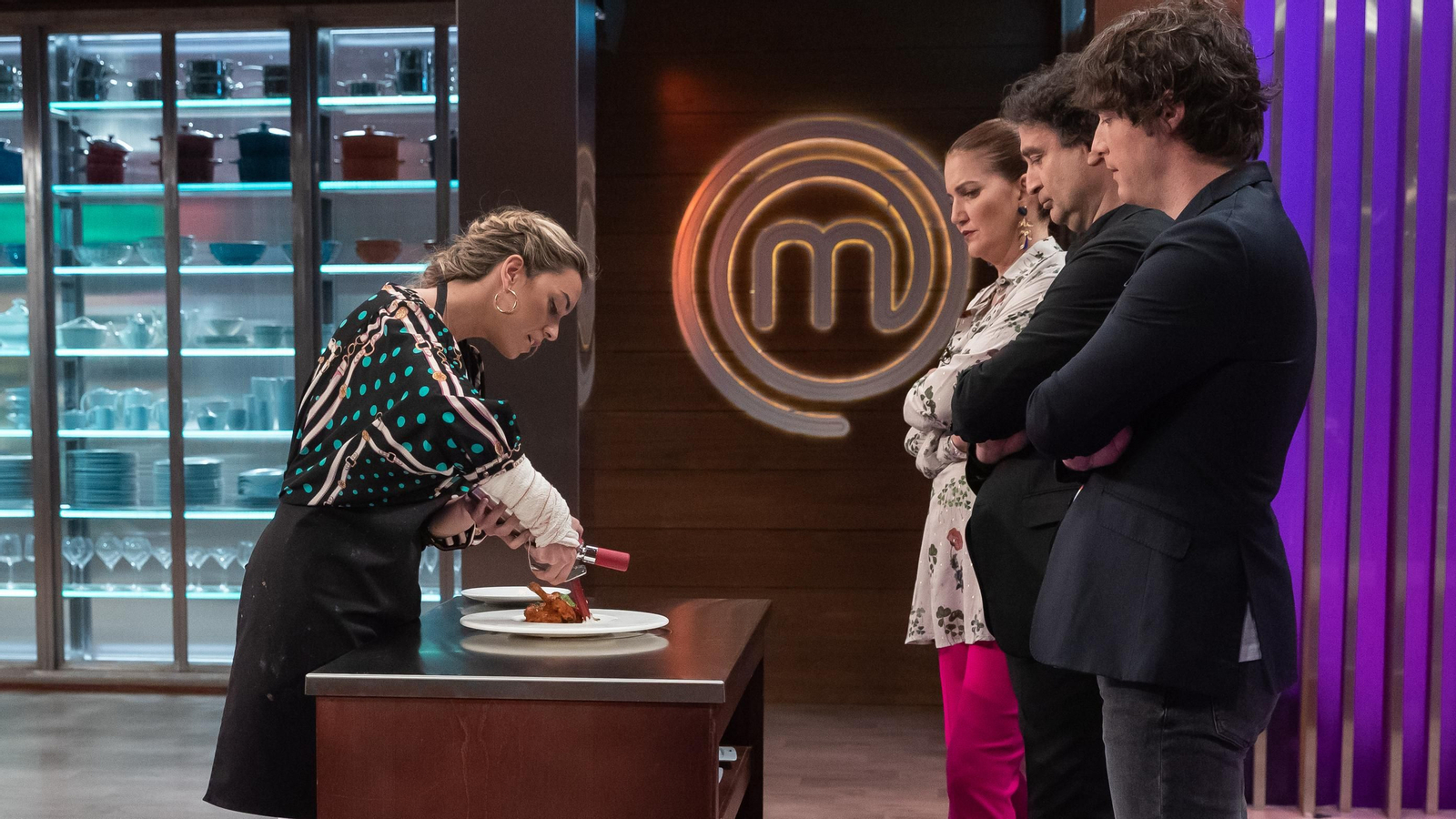María última su plato de eliminación en 'MasterChef', el jurado, como si posara para el fotógrafo antes de un partido