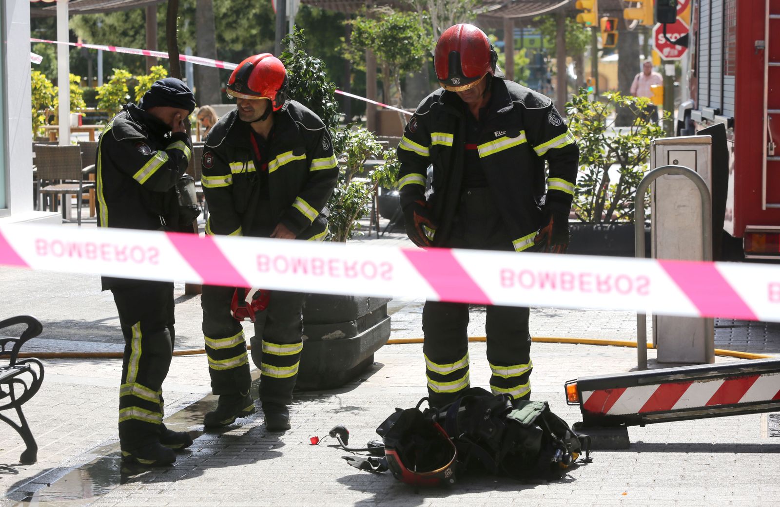 Los bomberos intervienen en un incendio en la calle Marina