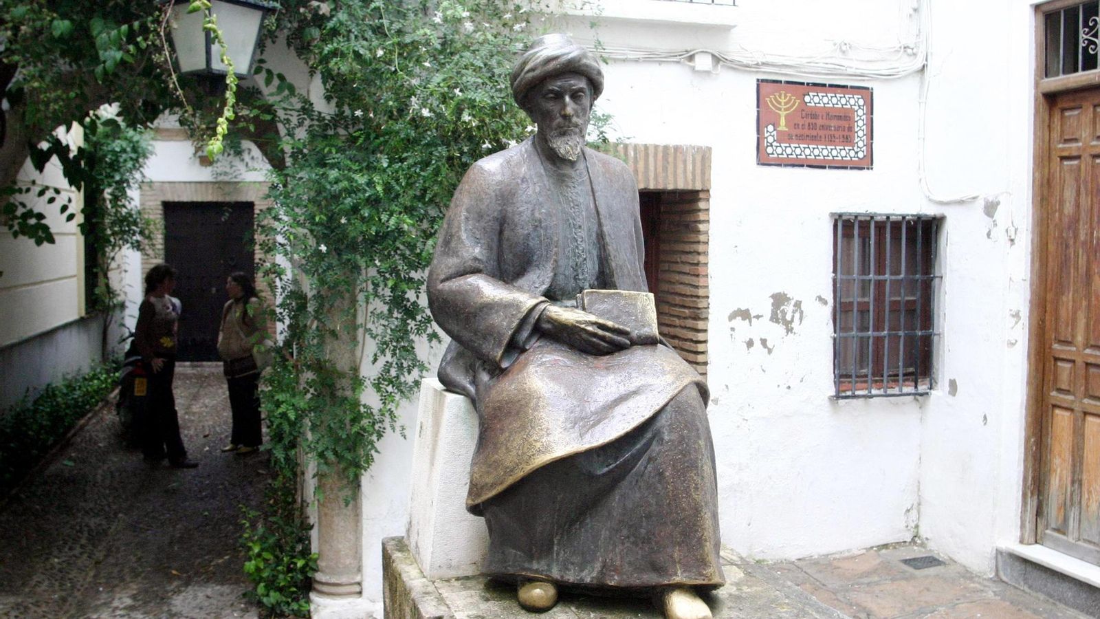 Estatua de Maimónides, en la plaza de Tiberiades.