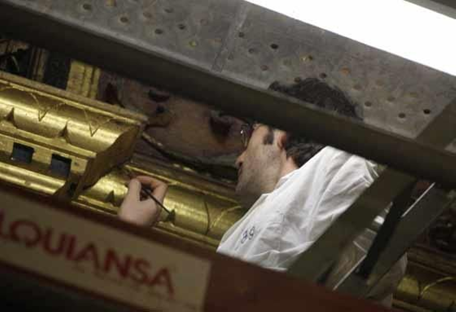 El responsable de Patrimonio del Cabildo Catedral, Francisco Navarro, informa sobre la restauración del retablo del mariscal de la Catedral de Sevilla. Sacristía de la Antigua de la Catedral.

Foto: Victoria Hidalgo