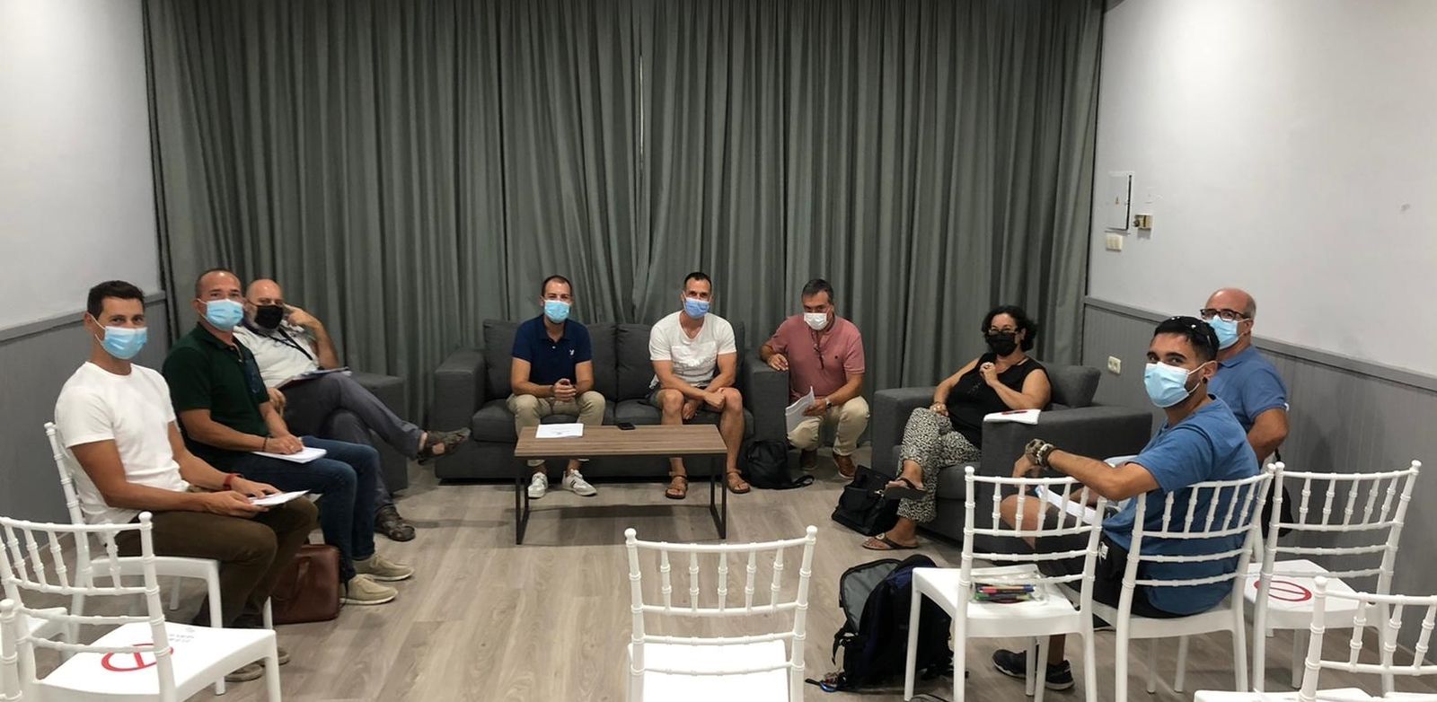 Reunión entre los directores y representantes del Ayuntamiento de Almuñécar.