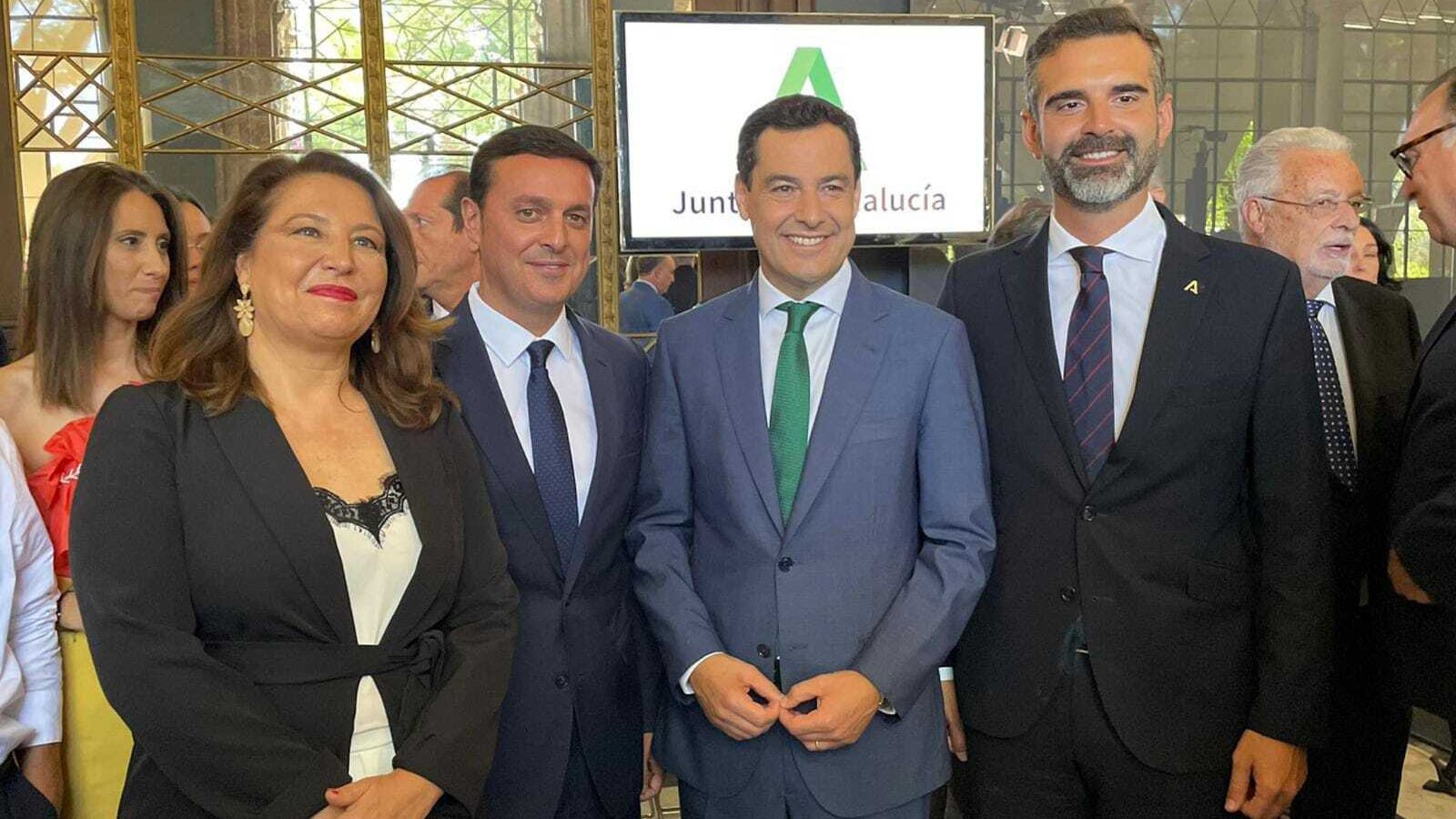Los presidentes de la Junta y la Diputación de Almería con los nuevos consejeros