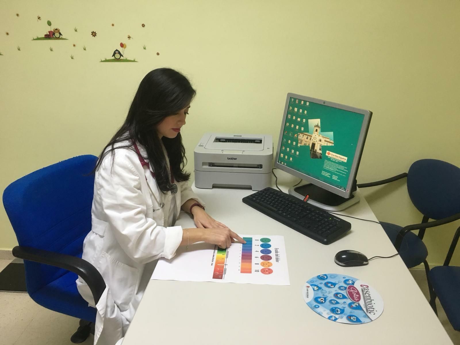 Corina Márquez, en su despacho con una escala EVA.