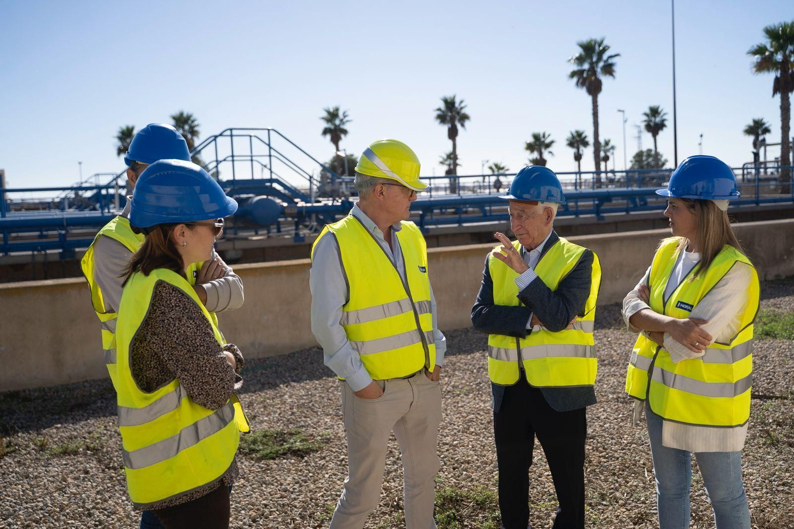 Gabriel Amat en una visita a la EDAR de Roquetas.