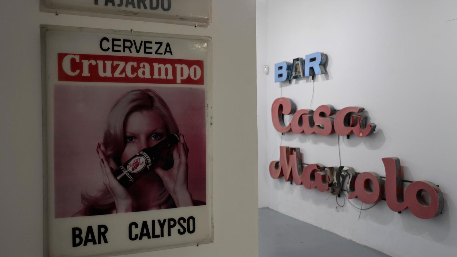 Cartel clásico de Cruzcampo, columna vertebral de la hostelería hispalense.