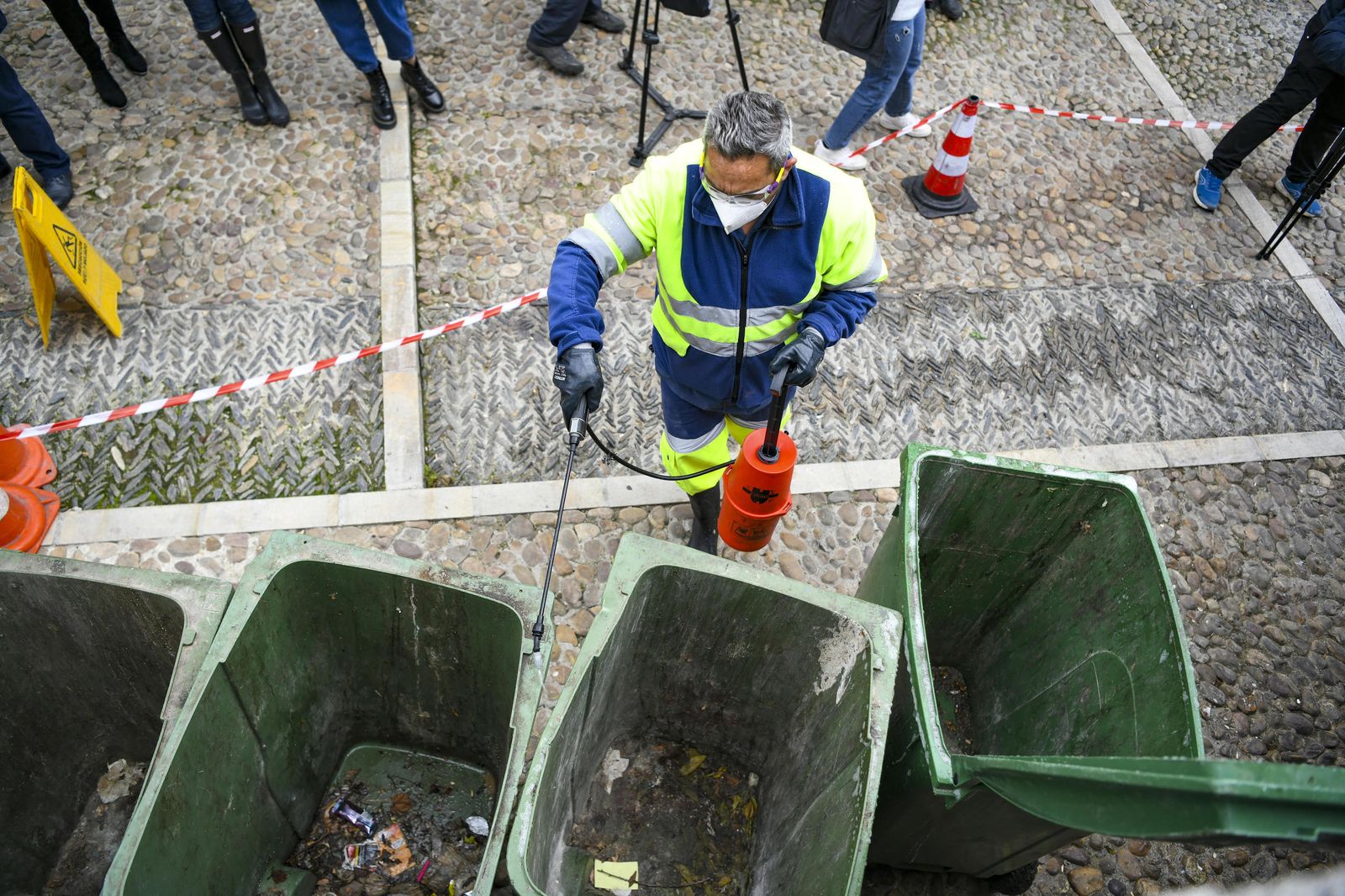 Fotos: acción contra el vandalismo y la suciedad en el Albaicín