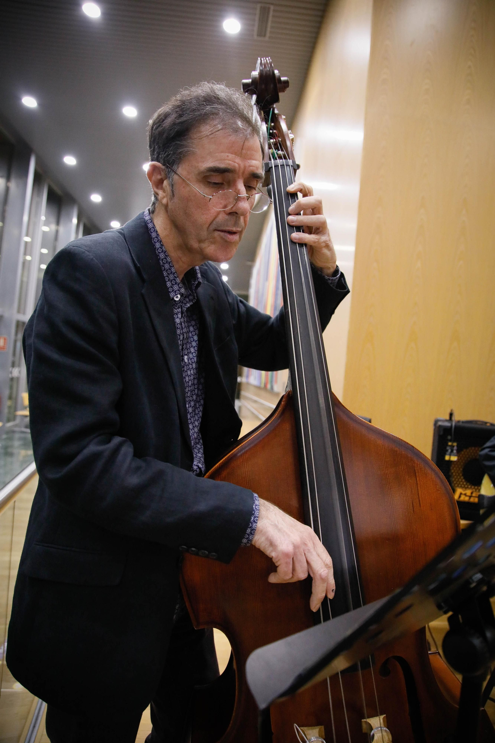 Imágenes del acto de reconocimiento a antiguos alumnos y amigos de honor en la UAL