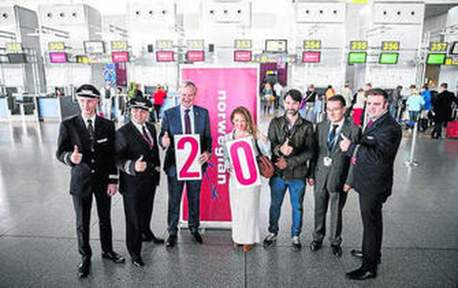 El acto de entrega ayer del premio a la pasajera 20 millones.