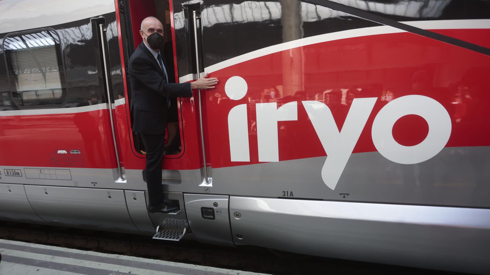 El alcalde tras visitar el interior del tren iryo. El alcalde tras visitar el interior del tren iryo.