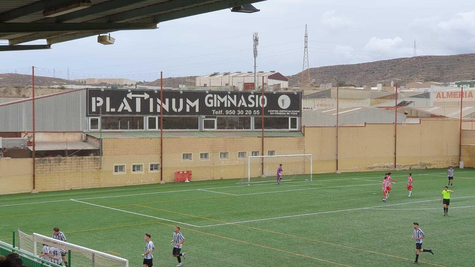 Los blanquinegros celebran el tanto de Hamza.