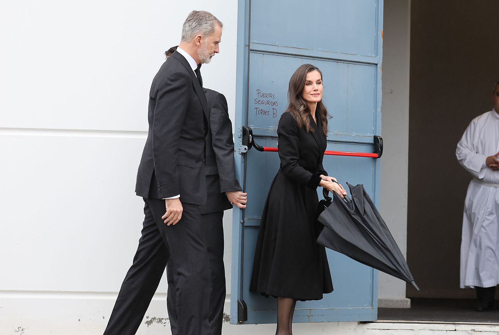 Fotografías de la llegada de los reyes Felipe VI y Doña Letizia al funeral por las víctimas de Adamuz en Huelva