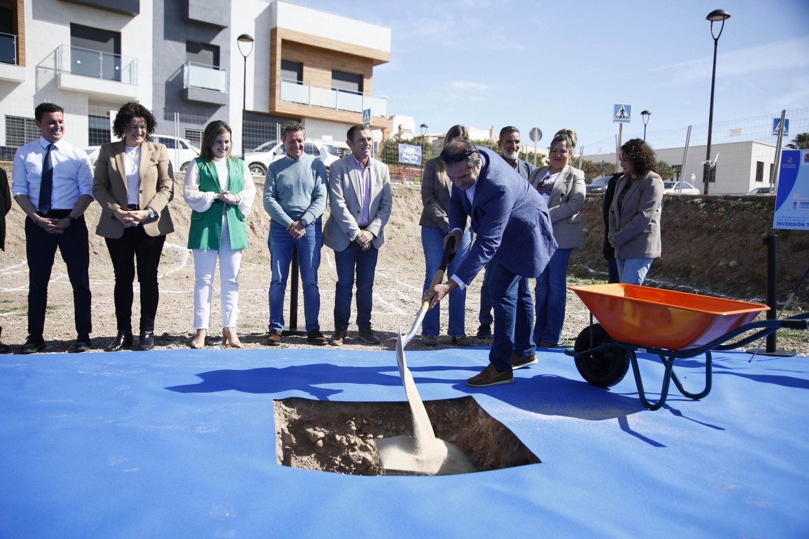Las imágenes de la primera piedra del Centro de mayores en Balanegra