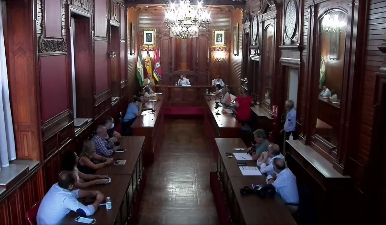 Las dos concejalas de Ciudadanos abandonando este lunes el pleno extraordinario del Ayuntamiento de Sanlúcar.