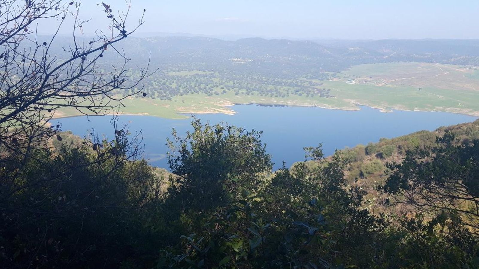 El embalse José Torán desde el punto más elevado de esta ruta.