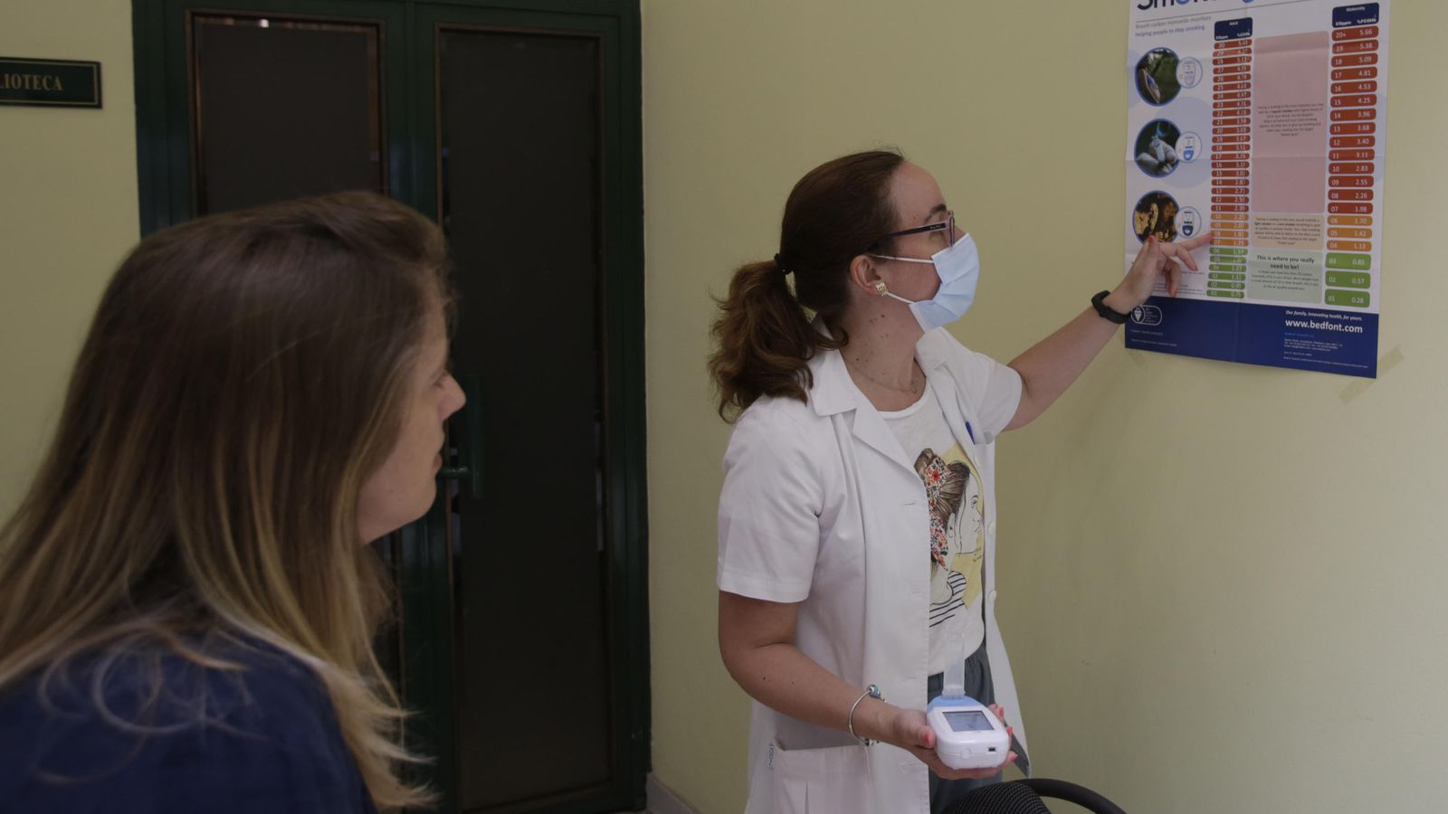 Indicaciones de los profesionales del Colegio a una de las participantes en las pruebas.