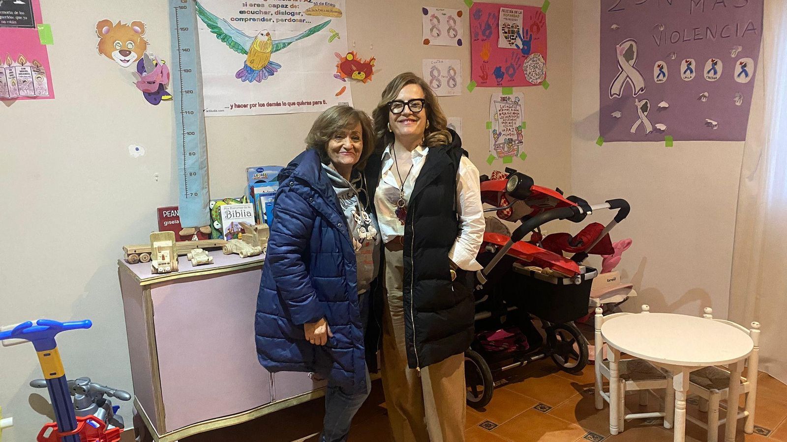 Teresa Moreno e Isabel Martínez en la casa de acogida.