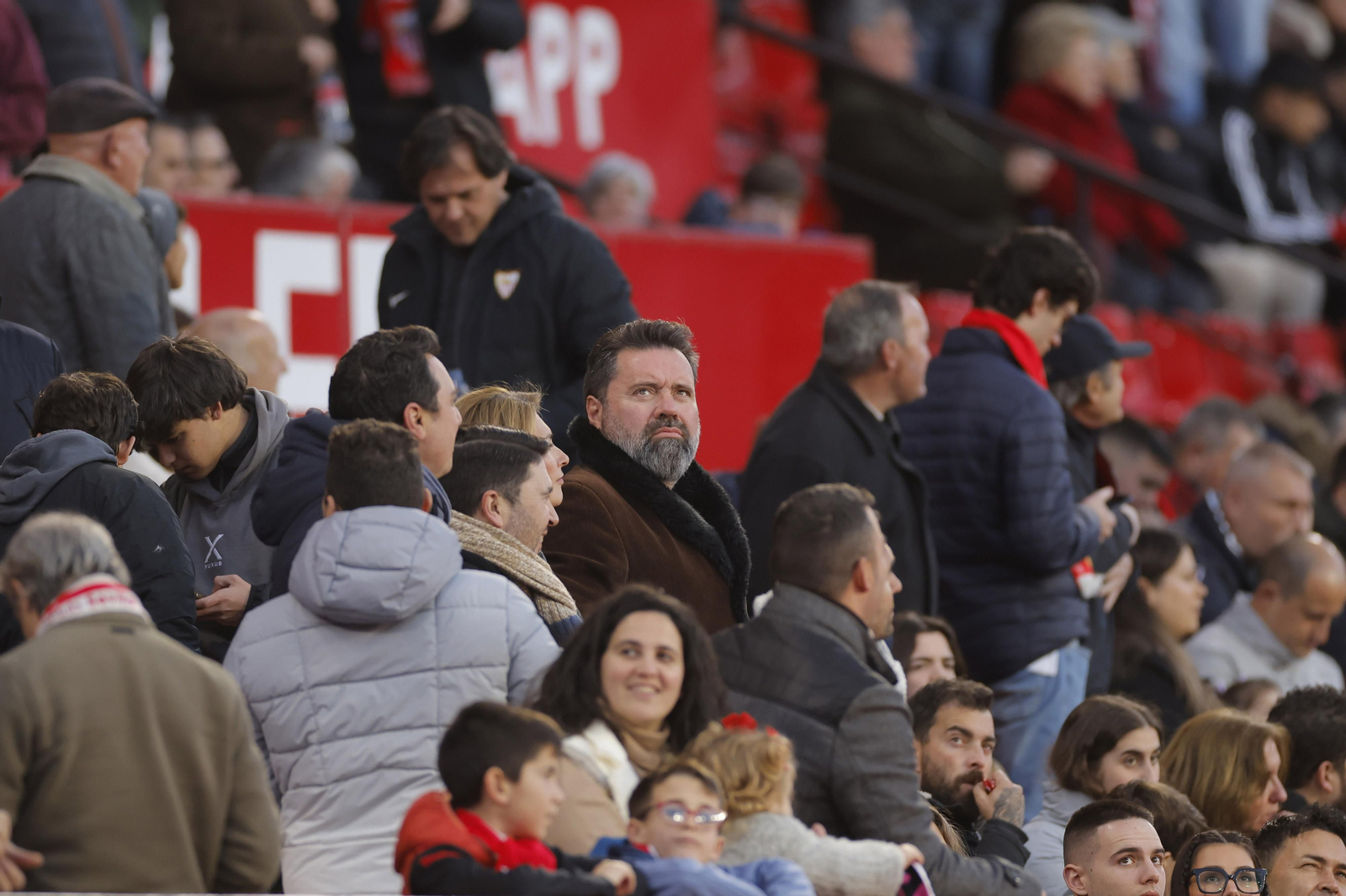 Búscate en las fotos del Sevilla-Elche
