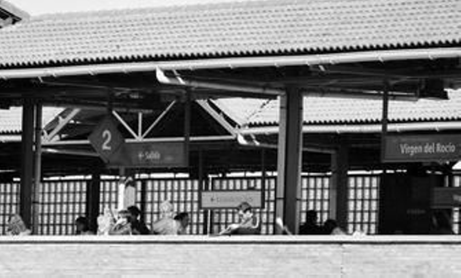 Varios usuarios esperan la llegada del Cercanías en el andén número dos al mediodía.