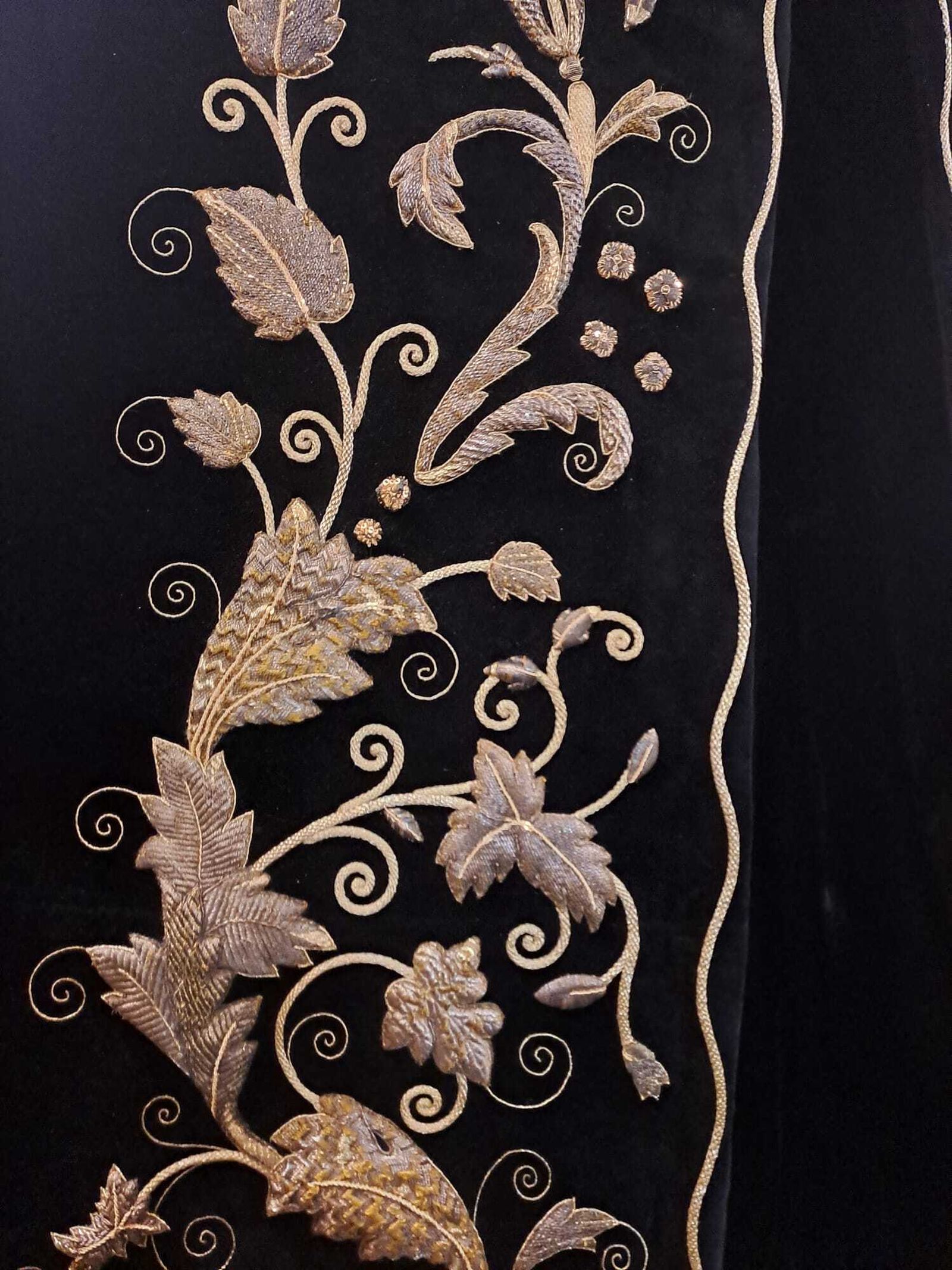 Detalle de la cenefa ondulada