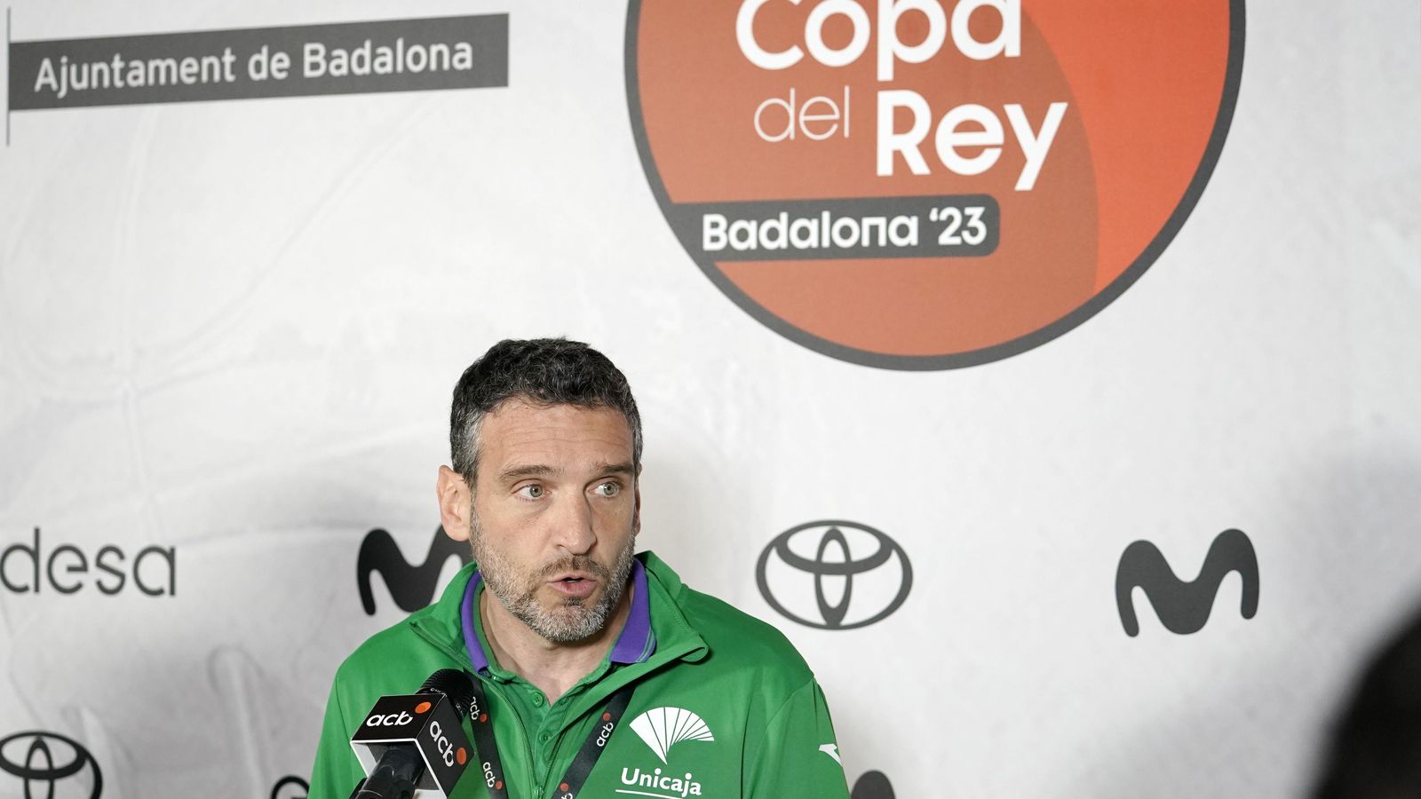 Ibon Navarro atendiendo a los medios