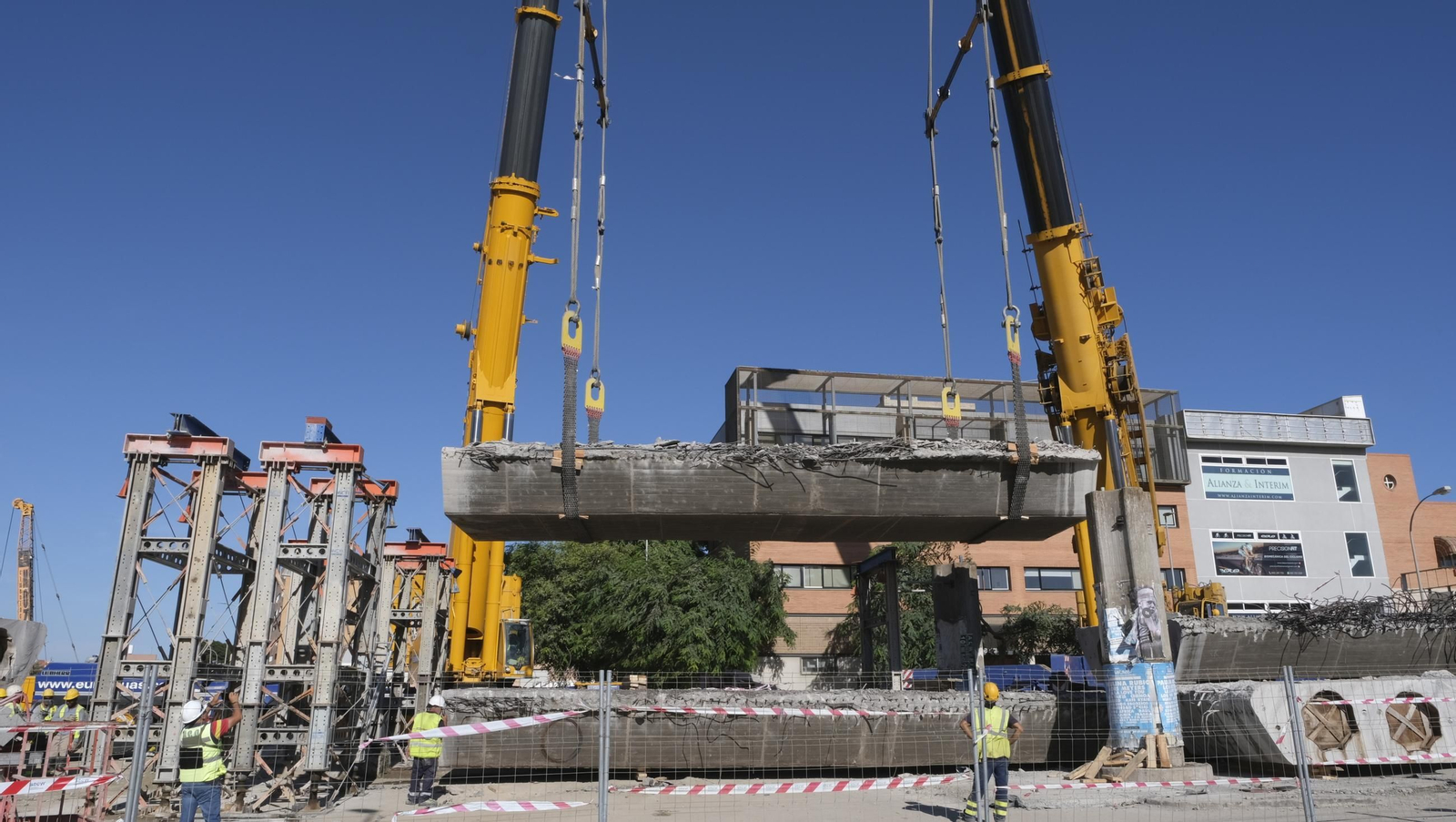 El Puente de la Avenida del Mediterráneo ya es historia, en imágenes