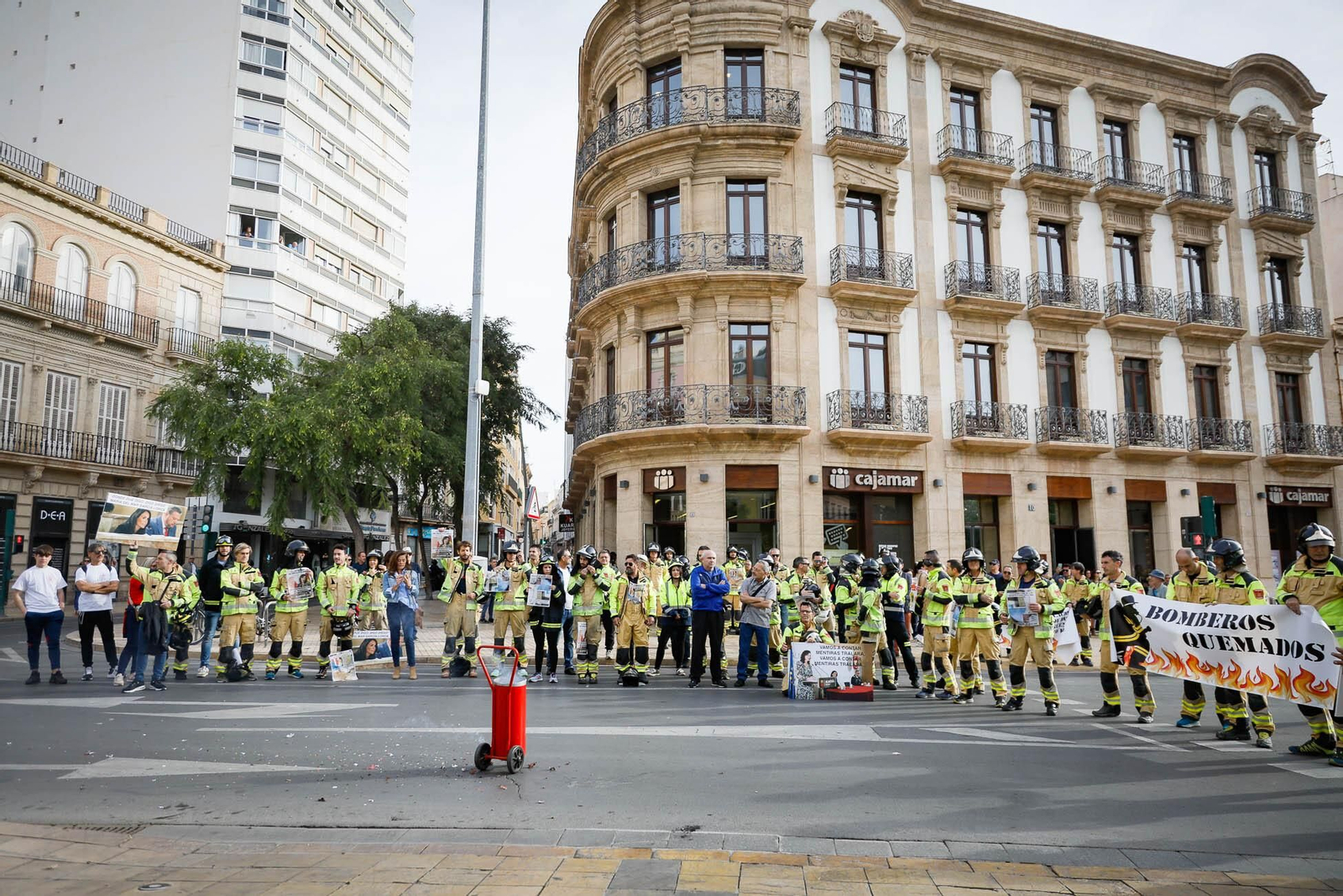 Imágenes de la manifestación de bomberos en Almería