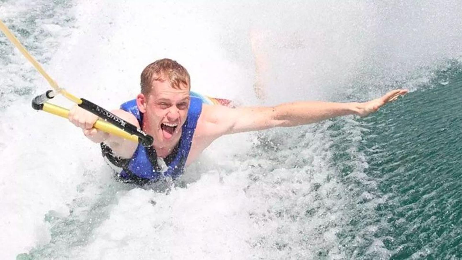 Practicar algún deporte acuático como el esquí, en el Lago de Arcos.